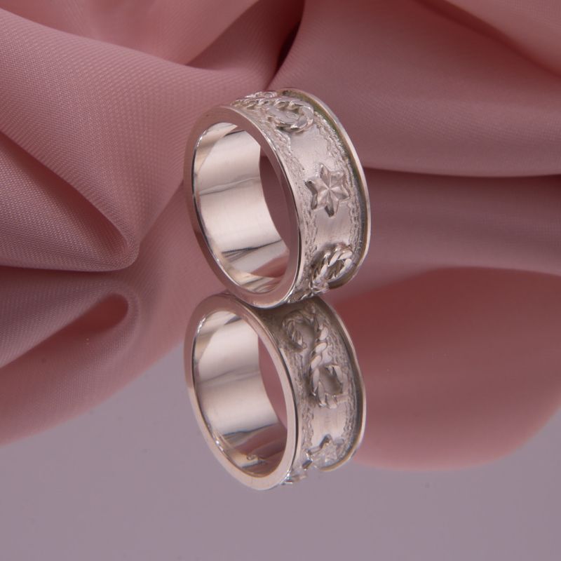 Ring mit Stern und Kordel Muster